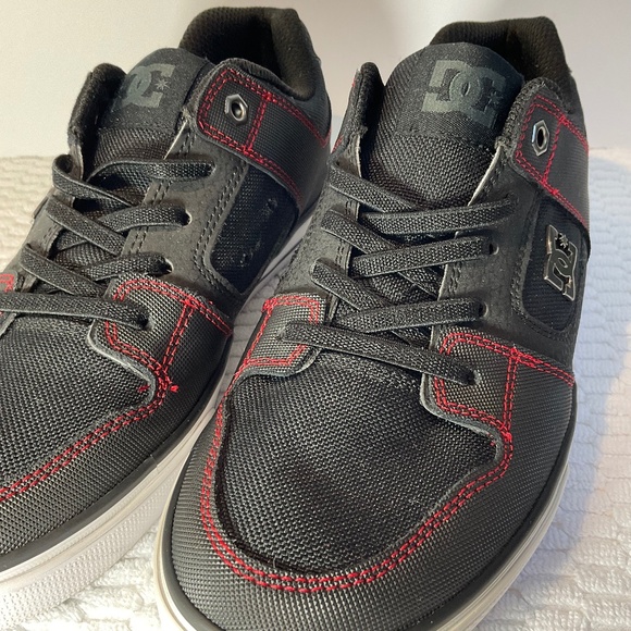 DC Leather Skateboard Shoe Black and Red Youth Size 5 - Picture 5 of 11